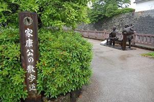 雨のお堀端