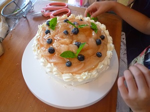 桃のデコレーションケーキ