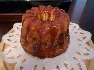 おいしいキャラメルクリームでケーキ