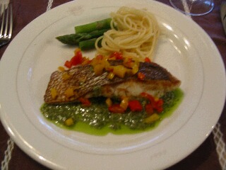 メインディッシュは魚料理で
