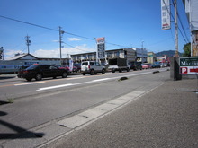 店の前が片側通行に