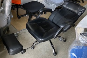 フットレスト付ハイバックチェアが入荷しました