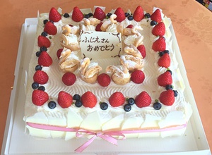 興津のケーキ屋 ラ ローザンヌ 四角バースデーケーキ