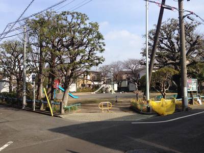 住宅街に佇む優雅なマンション
