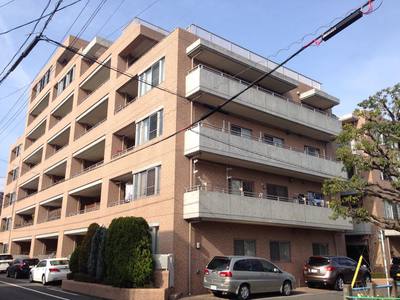住宅街に佇む優雅なマンション