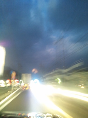 黒い雲に向って