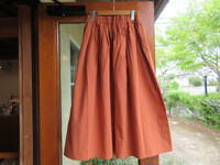 素朴な綿生地の定番スカート