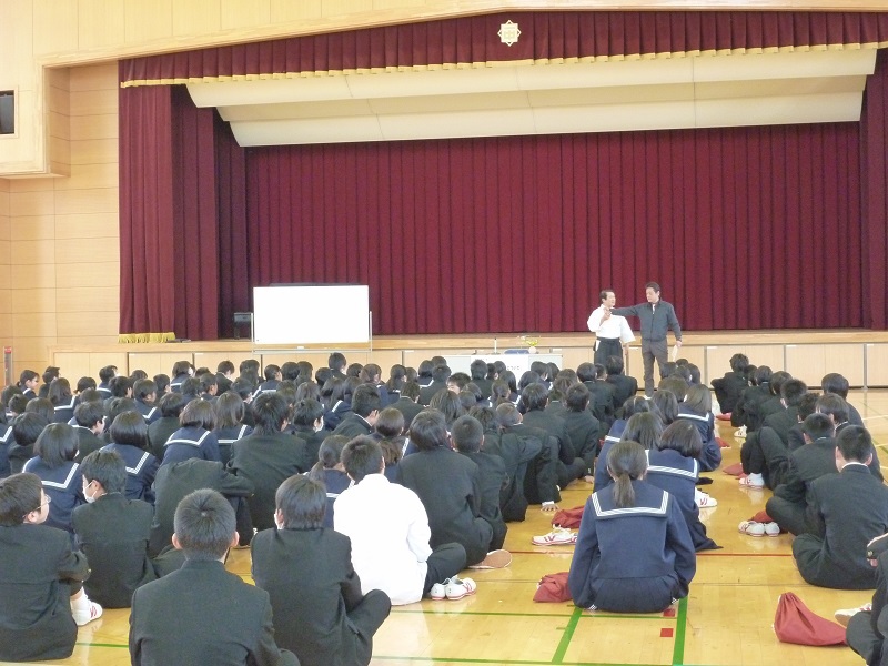 市内の中学で「心と身体」の講座を行いました