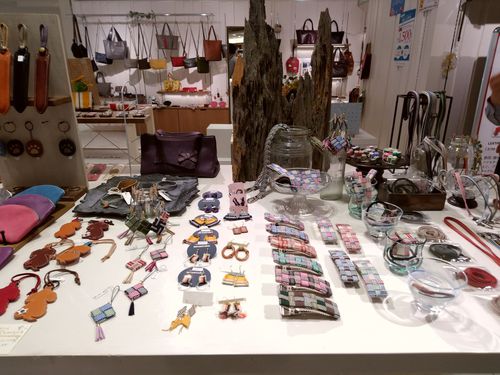 紐と革とアクセサリー展開催中