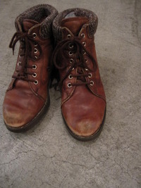 LADYS WINTER BOOTS.