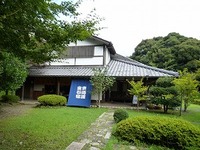 島田髷まつりに向けて、80点にも及ぶ和紙人形とミニかつらを展示