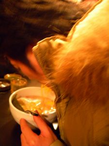 豪快に麺を食らうイケメン