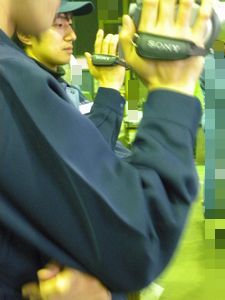 左：無言の圧力を浴びせるフライドオッカッピー