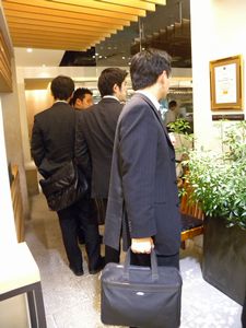 何かを見つめるちーにーちゃん