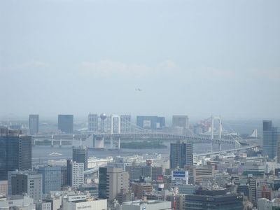 東京タワー大展望台より南側の風景。レインボーブリッジやフジテレビの球体が見えます。（and ＵＦＯらしき物体も・・）