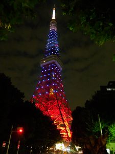 夜空にそびえる東京タワー