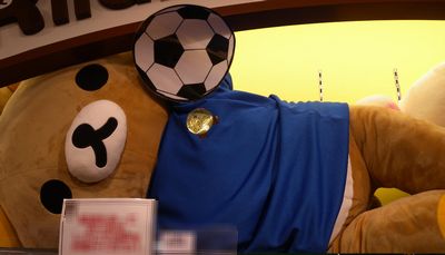 サッカー日本代表のユニホーム（？）姿のリラックマ（リラックマストア東京駅店）
