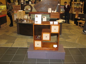 伝統技術を生かした逸品家具の展示