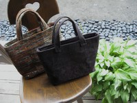 裂織りをバックに