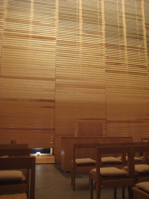 板張りの四角い建物