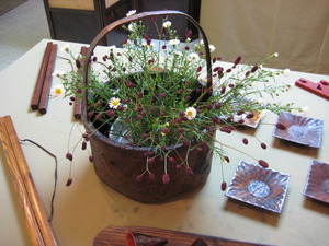秋の草花と小さな厨子　創房荻須工房展