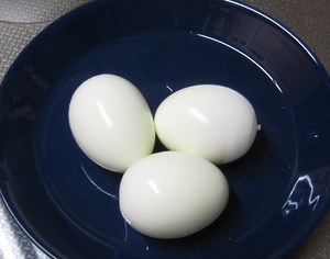 ゆで卵の殻をきれいにむくなら