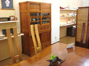 商店街で家具の展示
