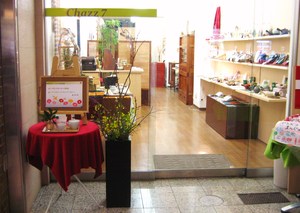 商店街で家具の展示