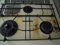 コンロについた油汚れを落とす