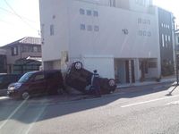 ハニーとキス？あと15センチで、事故車がビルトイン！！