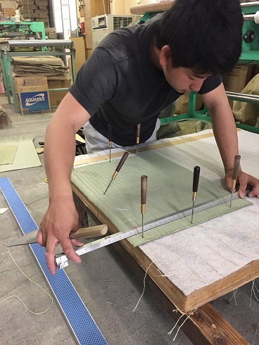 小さい畳を作る長男