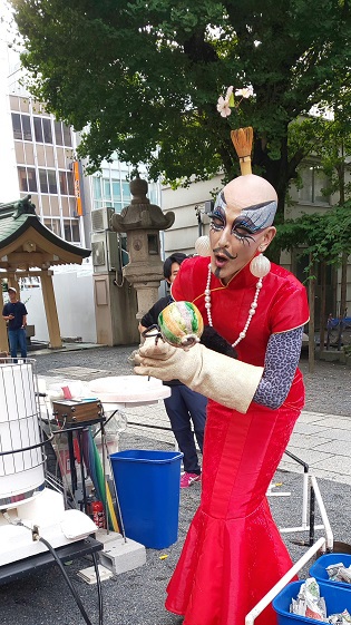 作品を吹くじんじんさん