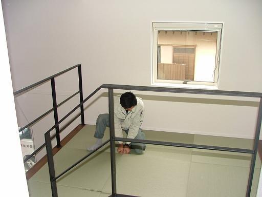 縁無し畳を敷く社長