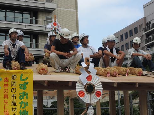 木やりを聴く職人達