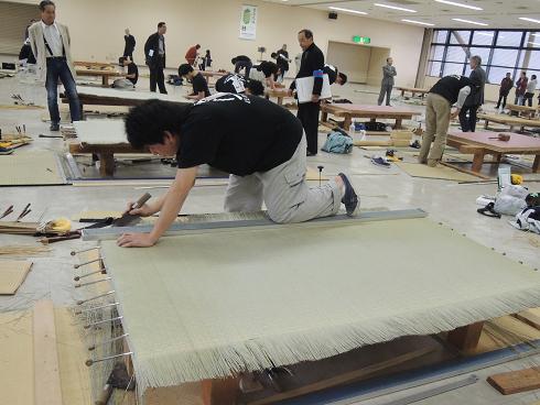 畳表の髭を切る長男