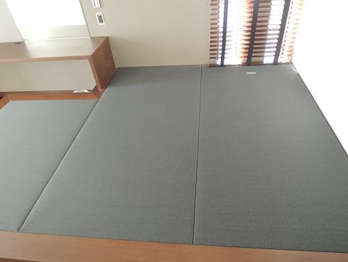 明るいグレーに見える