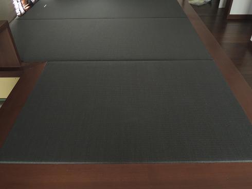 黒に見える