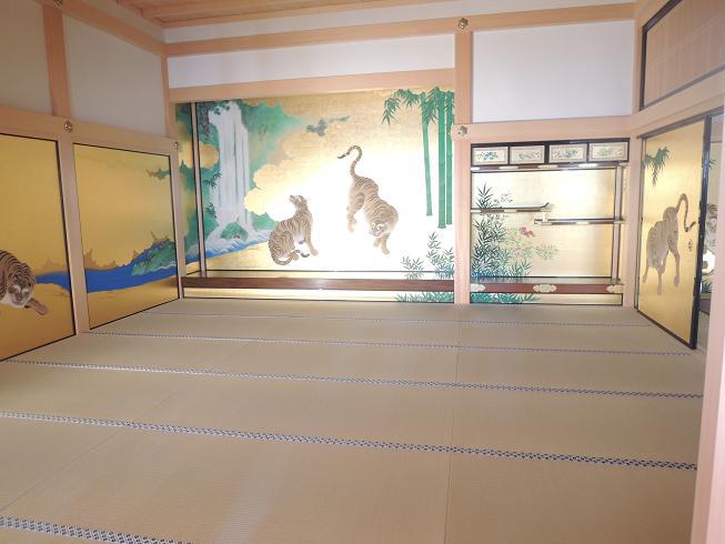 虎２匹の襖絵