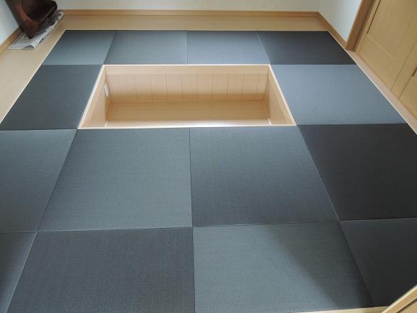 掘りごたつがある墨染色の畳
