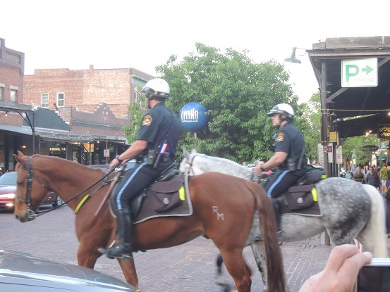 馬に乗った警官