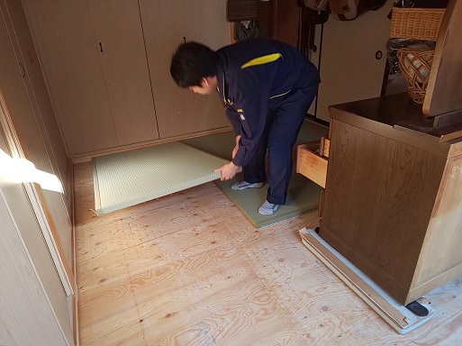 仮の畳を置く