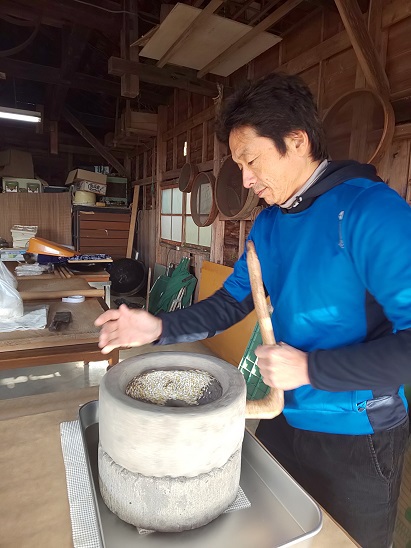 蕎麦粉作り