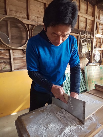 蕎麦を切る