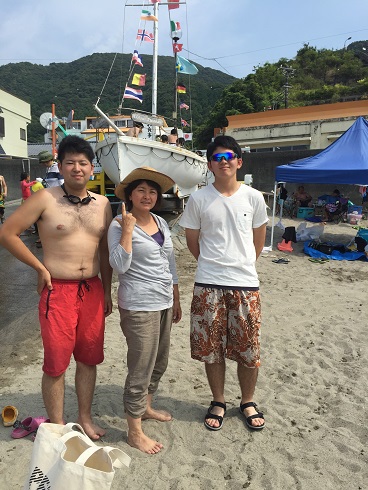 岩地海岸の船の前で
