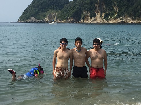 海の中の三人