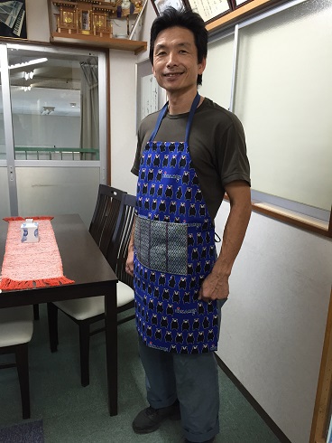 エプロンをした社長