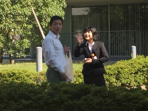 手を振る娘