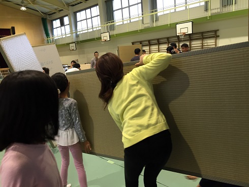 畳を運ぶ母子