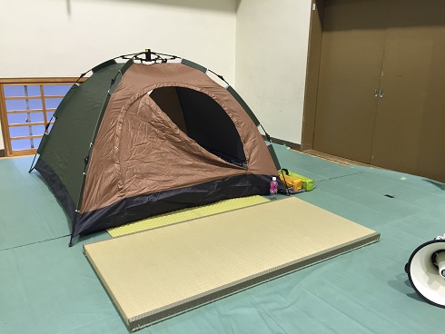 テントの前に畳