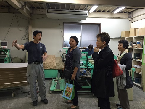 工場案内をする社長
